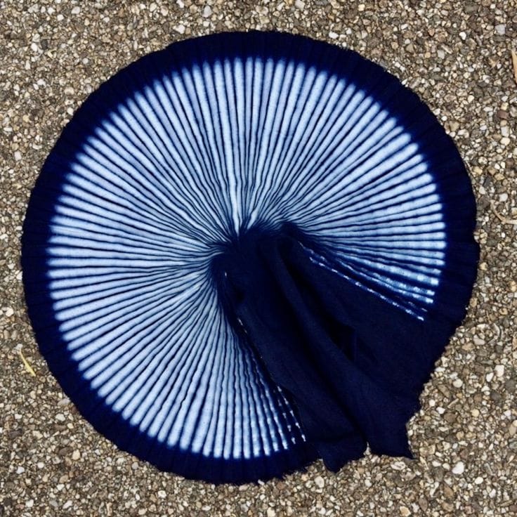 Textile indigo du Fouta Djallon à motif rayonnant, teint aux feuilles de gara