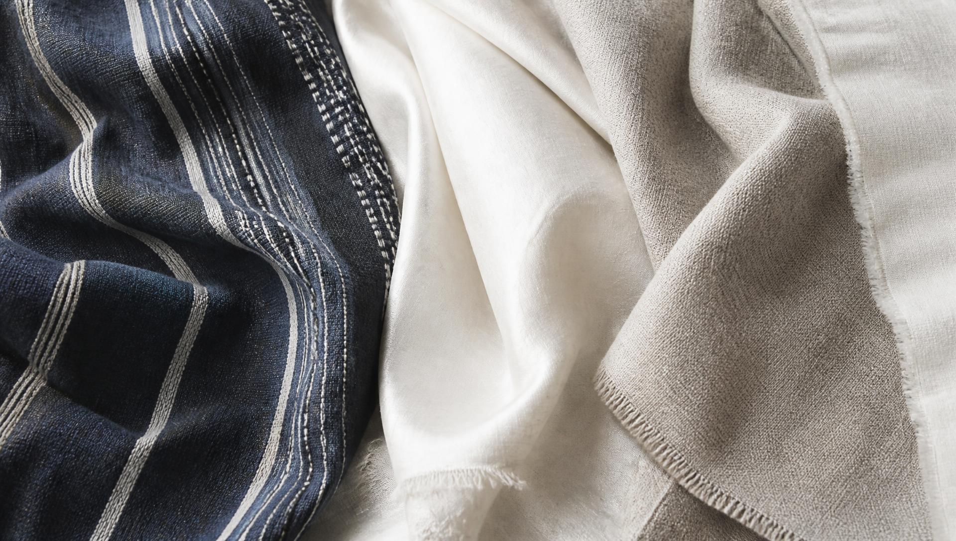 Indigo tissé main, soie et lin naturel côte à côte
